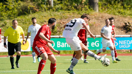 Der Linzer Luca Kirschbaum (in Weiß beim Schuss) war der Mann des Tages beim VfB, er traf dreimal gegen Rübenach um Kadir Mete B