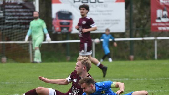 Ausgerutscht: Christian Rech (rotes Trikot) und der FC Schmittweiler verlieren in Kirchheimbolanden.