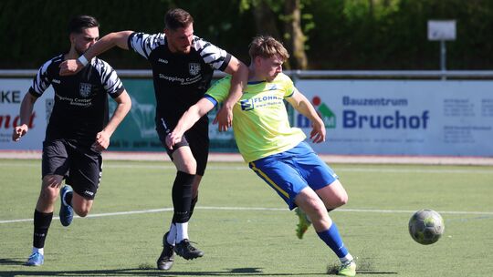 Einen harten Kampf lieferten sich die Fußballer des SV Weitersburg und des TuS Mayen (in Schwarz), am Ende hatten die Eifeler mi