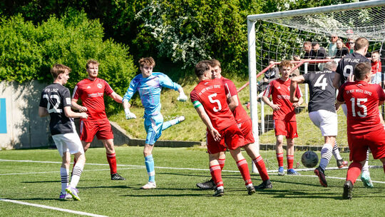 Ein torreiches Derby, bei dem es ordentlich zur Sache ging, lieferten sich der FV Rot-Weiß Erpel (rote Trikots) und der VfB Linz