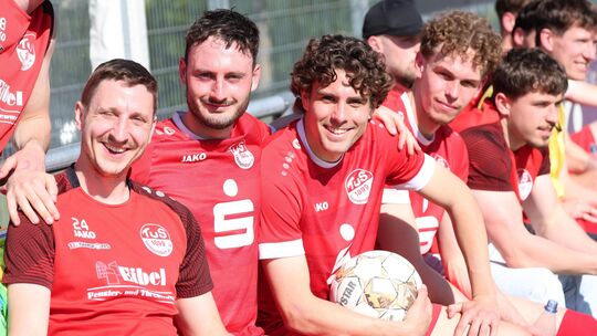 Gute Laune auf der Bank: Dreierpacker Sebastian Fischer (zweiter von links), Marko Slowik (mit Ball in der Hand) und Abwehrhüne