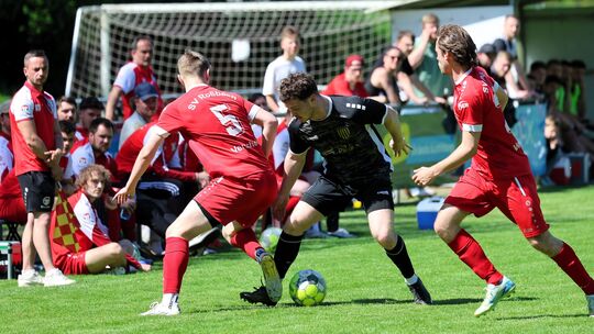 Der SV Roßbach/Verscheid (rote Trikots) zeigte im Spiel gegen den FV Rheinbrohl eine große Moral und machte aus einem 0:2-Pausen