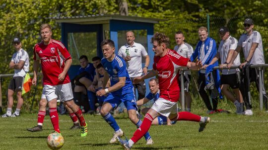 Matchwinner: Mladen Markota (in Blau) bereite das 1:0 vor und machte das 2:0 und 3:0 selbst beim 3:0-Heimsieg seines Tabellenfüh