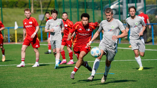 Die SG St Katharinen/Vettelschoß (rote Trikots) bot dem FC Borussia Niederroßbach nicht nur Paroli, sondern setzte sich gegen de