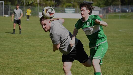Der VfL Weierbach (graue Trikots) kämpfte wacker, doch Spitzenreiter SG Perlbachtal behielt die Oberhand.