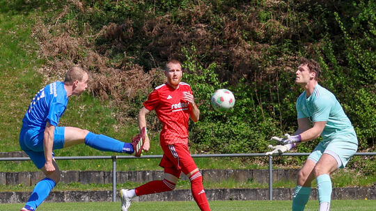 Hier versucht Jannik Zeuner (links), den Ball mit dem Fuß an Asbachs Keeper Christoph Konstantin Haas vorbeizubringen (beobachte