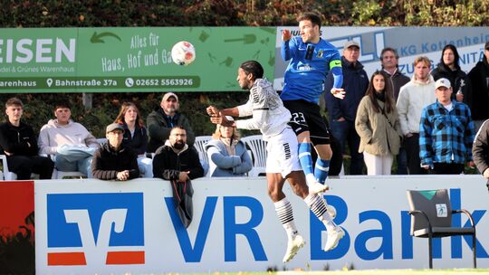 Schon im Hinspiel, aus dem unser Foto stammt, war Eintracht Trier II um Kapitän Simon Maurer (in Blau-Schwarz), der lange in der
