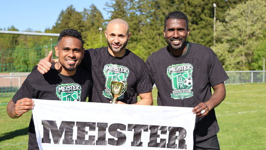 Das Trainertrio freut sich über den Titel. Chefcoach Marvin Ensch (Mitte) wird von seinen Co-Trainern Thiago (links) und Paulo S Das Trainertrio freut sich über den Titel. Chefcoach Marvin Ensch (Mitte) wird von seinen Co-Trainern Thiago (links) und Paulo S