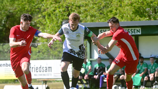 Oberzissens John Marc Schneider (am Ball) versucht sich hier im Dreikampf gegen die Augster Paul Marzi (links) und Jonah Haas; a