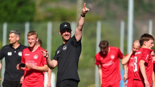 Da geht es hin: Untermosels Trainerteam Tobias Wirtz und Stefan Ostkamp (schwarzes Shirt, im Hintergrund) scheinen zu ahnen, in