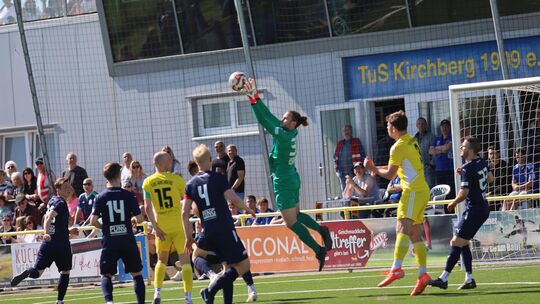 Der Ex-Kirchberger Marc Reifenschneider im Tor der SG Mülheim-Kärlich schnappt sich den Ball. Seine Elf gewann am Wasserturm mit