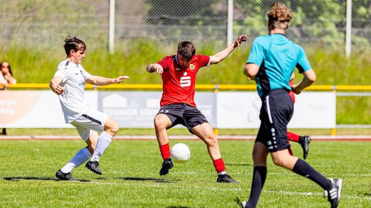 Luca Wehner (rotes Trikot) machte das Tor des Tages beim 1:0-Sieg seines FC Urbar bei der SG Viertäler Oberwesel um Tim Jäckel.
