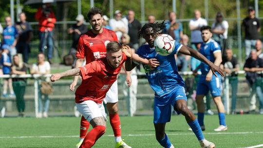 Einen harten Kampf ohne Tore lieferten sich im Spitzenspiel die punktgleichen Topteams Rot-Weiss Koblenz II (rote Trikots) und B