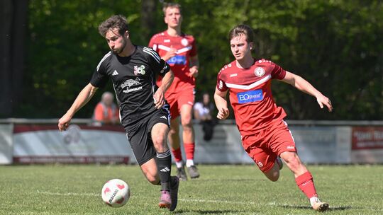 Philip Krahn (in Schwarz) und seine SG Malberg kamen gegen Tom Brand (in Rot) und die SG Lautzert-Oberdreis nicht über ein 1:1 h