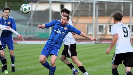 Die FSG Vordereifel Kirchwald (in Blau) setzte sich mit 1:0 beim TuS Mayen II durch und hat den zweiten Platz, der per Quotiente