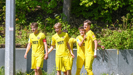 Der Jubel war groß bei der U17 der TuS Koblenz nach dem 4:2-Sieg gegen den 1. FC Saarbrücken - auch wenn der Klassenerhalt wohl
