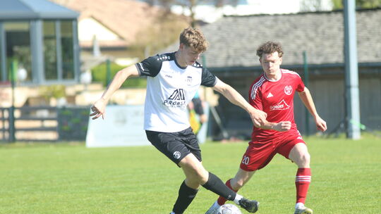 Die SG Schneifel um seinen besten Akteur Simon Reetz (in Weiß-Schwarz) ließ den SV Laubach um René Hanke nur selten nah an sich