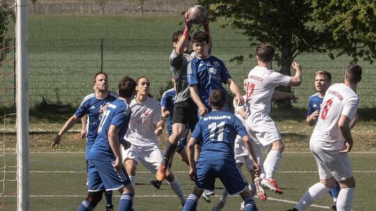 Ordentlich Betrieb im Strafraum des TuS Waldböckelheim: Der TSV Hargesheim (weiße Trikots) hatte mehr vom Spiel, gewann mit 2:0