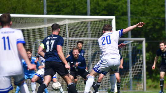 Heimersheims Florian Schäfer (weißes Trikot, Nummer 20) hat abgezogen, und der Ball geht an Freund und Feind vorbei ins Tor zur