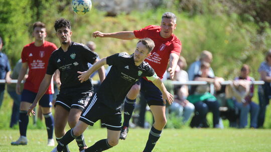 BSV-Kapitän Christopher Kornetzky köpft die Kugel vor Jonas Germann von der Spvgg Fischbach weg. Am Ende triumphierten die Fisch