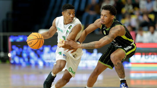 Die Koblenzer Basketballer um Julian Larry (am Ball) verabschiedeten sich vor den heimischen Fans mit einer 75:89-Niederlage geg
