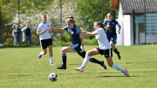 Vor dem gängigen Offensivmuster des FFC, Marie Fischer mit langen Bällen auf die Reise zu schicken, hatte Issels Trainer gewarnt