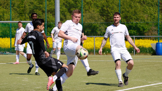 Viele packende Torszenen gab es in Winzenheim zu sehen, wo der TuS (schwarze Trikots) die SG Fürfeld/Neu-Bamberg/Wöllstein bezwa
