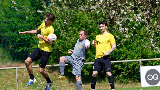 Sandwich: Die beiden Spieler des VfL Rüdesheim II (gelbe Trikots) nehmen den Kontrahenten der SG Hochstetten/Nußbaum in die Mitt