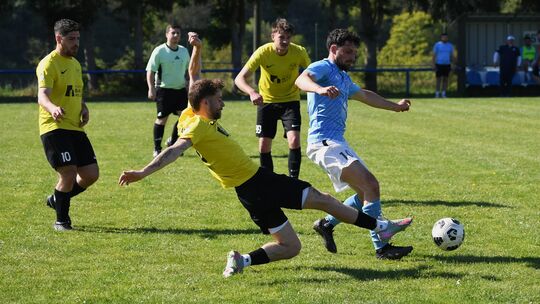 Marlon Krujatz vom FSV Blau-Weiss Idar-Oberstein ist im letzten Moment nur mit einer Grätsche zu stoppen.