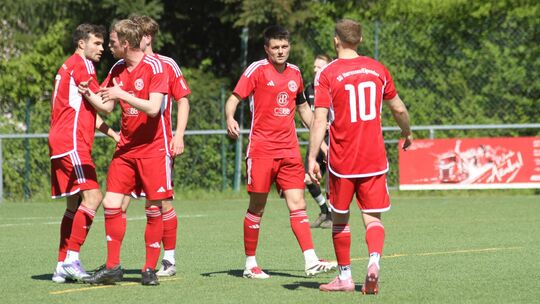 Und wieder hat's gerappelt: Insgesamt neunmal jubeln durfte die SG Horressen um Kapitän Steffen Decker (2. von rechts), auf dess