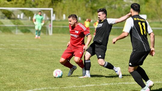 Fabian Steinebach (in Rot) und seine SG Hundsangen taten sich gegen Marvin Krebs (in Schwarz) und die bereits abgestiegene SG Ah