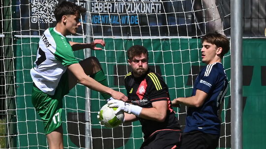 Marius Hüsch (in Grün-Weiß) und die SG 06 Betzdorf sorgten in der Schlussviertelstunde für den Heimsieg gegen die SG Westerburg