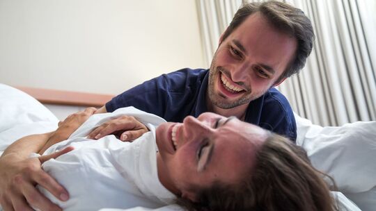 Ein Mann und eine Frau liegen in einem Bett