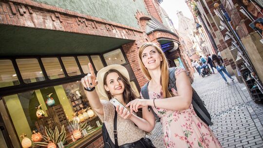 Zwei Frauen beim Sightseeing in Bremen Zwei Frauen beim Sightseeing in Bremen