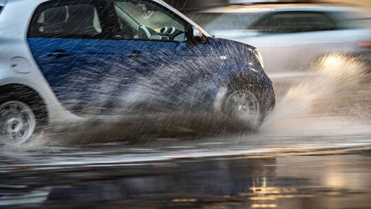 Ein Auto fährt im Regen