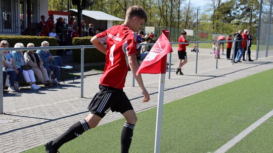 Burgschwalbachs Mica Luis Schramm beim Eckball. Aber auch der brachte den Rot-Schwarzen gegen Aufsteiger SG Herschbach letztlich