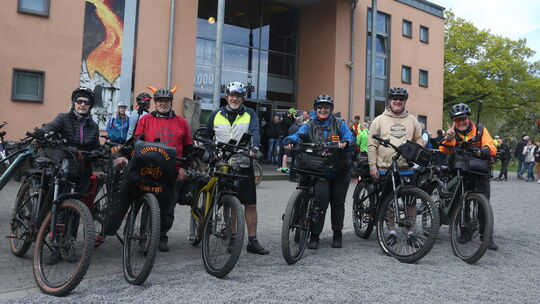 Die Electric Devills Vulkan Eifel hatte sich für die offizielle Eröffnung der neuen Radroute in Mendig schon morgens früh von Do