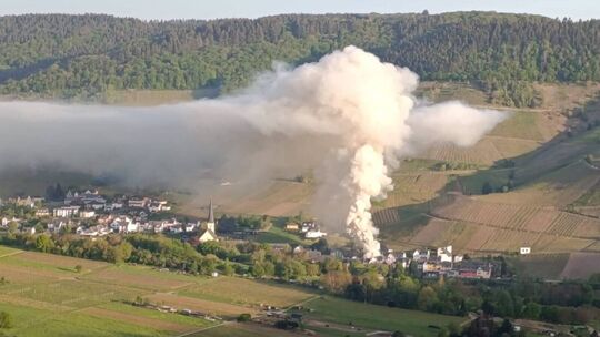 Eine dicke Rauchsäule ist am Sonntag über Kröv zu sehen.
