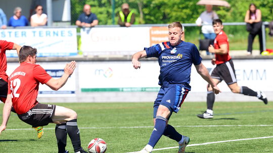 Der Tabellendritte SG Kastellaun/Uhler (in Blau mit Kevin Schulz) musste sich beim Achten SV Blankenrath II (links Maximilian Vo