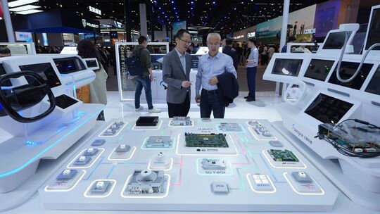 Auto-China-Besucher sehen sich chinesische Automobilchips an