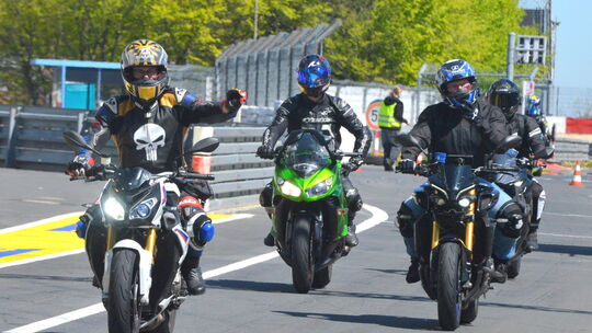 Begeisterte Biker kehren von der GP-Strecke zurück an die Box