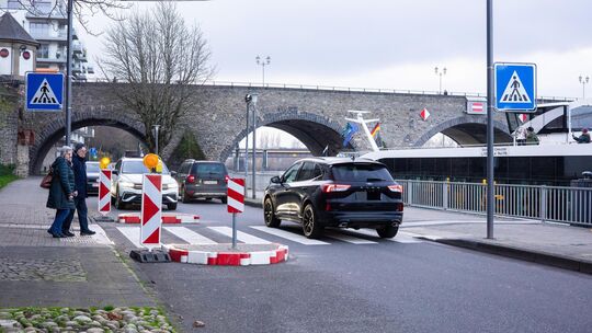Die mobilen Einengungen hatten im vergangenen Jahr heftige Kritik ausgelöst, nun werden einige durch Fahrbahnschwellen ersetzt.