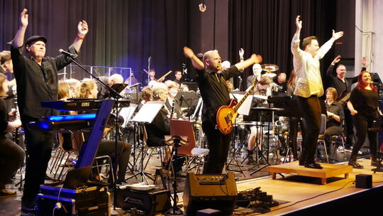 Hoch die Hände - ein erfolgreiches Wochenende. Bandleader Jochen Tollens und Orchesterchef Thomas Keßler waren von der Leistung