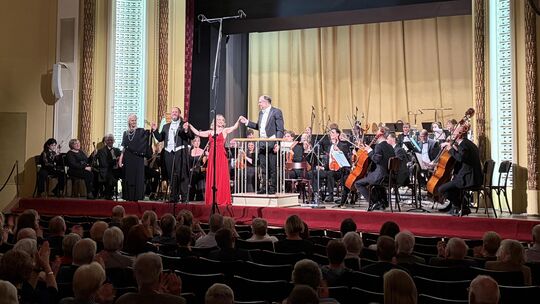 Mit einer glanzvollen Darbietung im Bad Emser Kurtheater begrüßte die Emser Sinfonietta unter der Leitung von Herman Wagener mus