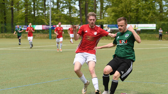 Maurice Peters (rotes Trikot, hier zweiter Sieger gegen Elberts Julian Wilhelmi) gelang auf dem Horbacher Waldsportplatz der Sie