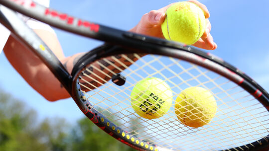 Tennisschläger und Tennisbälle sind bereit, denn am Wochenende beginnt die Medenrunde.