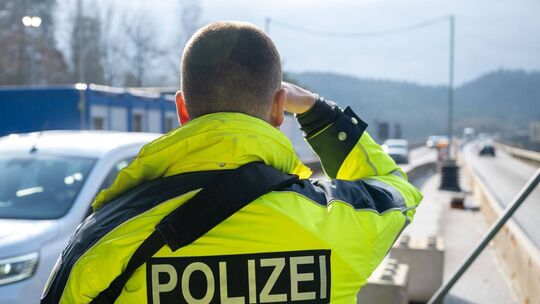 Ein Bundespolizist hält auf der Autobahn A64 bei Trier Ausschau nach verdächtigen Fahrzeugen und Insassen. Seit rund zwei Jahren