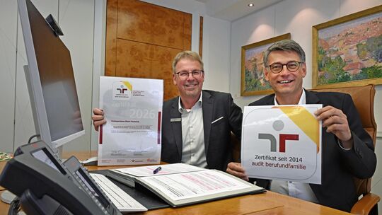 Die wieder erteilten Zertifizierungen sind für Vorstandsvorsitzender Klaus Adams (rechts) und Vorstand Jörg Kappes die Bestätigu