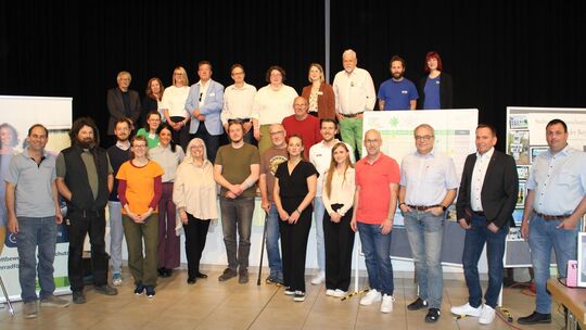 Die Aussteller und Verantwortlichen der ersten Klima-Messe der VGs Asbach und Linz im Forum Vettelschoß.
