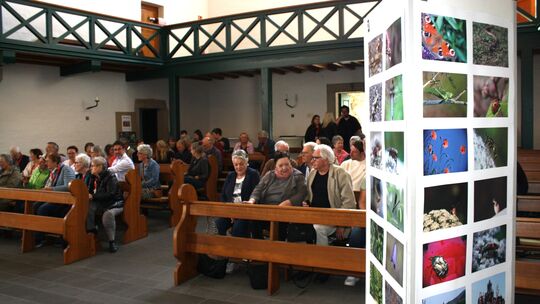 Zur Ausstellungseröffnung fanden sich in der frisch gekürten Naturerlebniskirche St. Remaclus neben den Offiziellen auch zahlrei